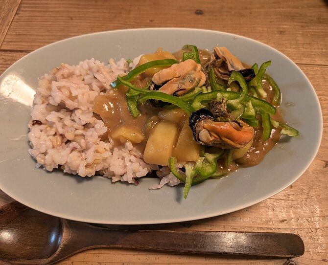 ムール貝のカレーは生のピーマンを添えるのがポイントです。青々しさがアジを引き締めてくれます