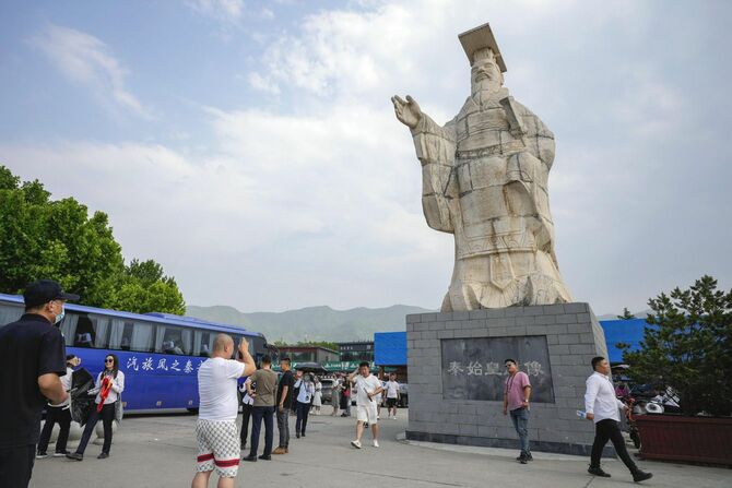 中国陝西省西安市郊外に立つ秦の始皇帝像