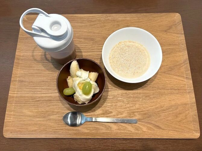朝食。プロテインはチョコ味を水で溶いて飲んでいる