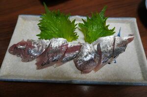 筆者が叔母宅で自作したアジの刺身。上下逆に盛り付けてしまった気がするが、生臭みのない爽やかな味だった