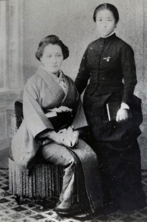 新潟・高田の知命堂病院看護婦長に就任した大関和（右）、院長夫人の瀬尾ソノと