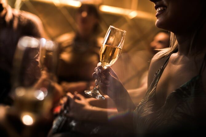 ナイトクラブでシャンパンのグラスを持っている女性