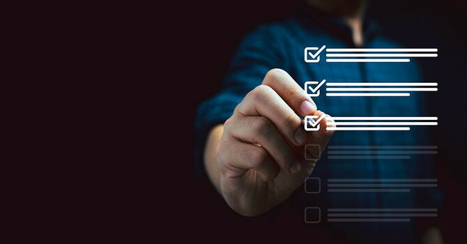 承認のためのチェックマークにペンを使用するビジネスマン