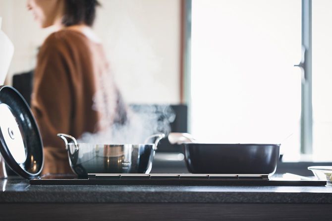 台所で昼食の準備をしているアジアの女性