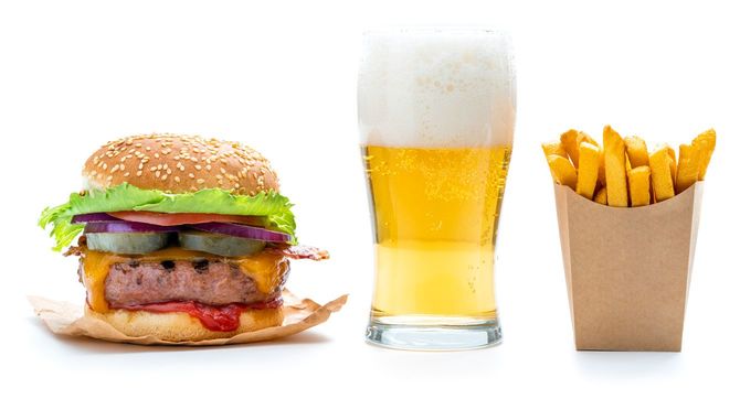 チーズバーガー、ビール、フライドポテト