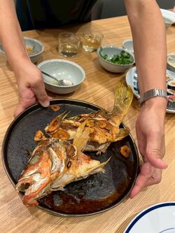 皿からはみ出す勢いのヨコスジフエダイの沖縄風バター焼き