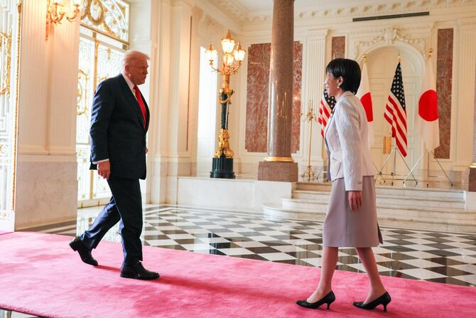 迎賓館赤坂離宮で、互いに歩み寄る高市早苗首相とトランプ米大統領（2025年10月28日、日米首脳会談に際して）