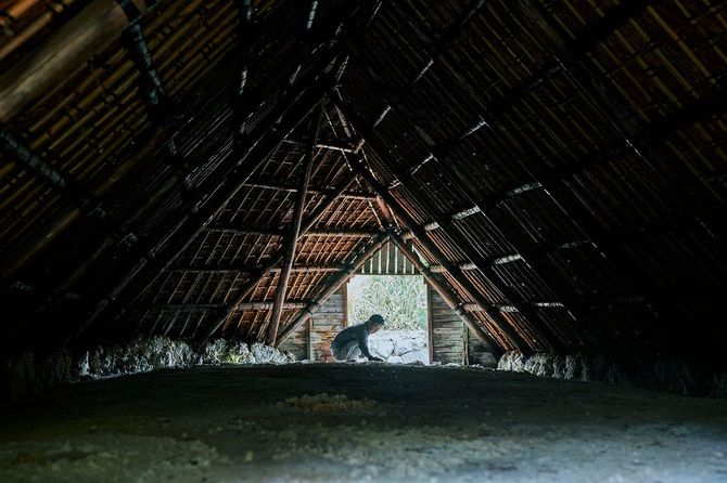 入浴剤の原料となる別府の湯の花は、「湯の花小屋」で職人によって育てられる