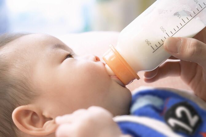 哺乳瓶からミルクを飲む赤ちゃん