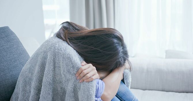 うつ病の女性は家で何かを考える