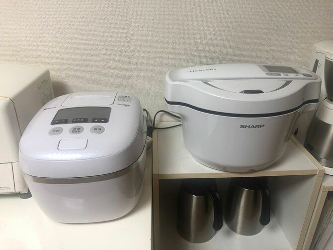 炊飯器（左）と自動調理器（右）。自動調理器の購入は正解だった。子どものお迎えに行っている間に夕食が出来上がる。