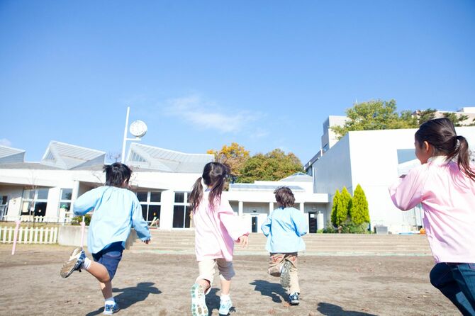 園庭を駆け回る園児たち