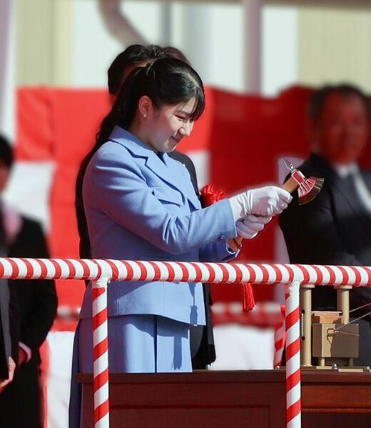 北極域研究船（砕氷船）みらいIIの進水式にて、支綱切断をする愛子内親王