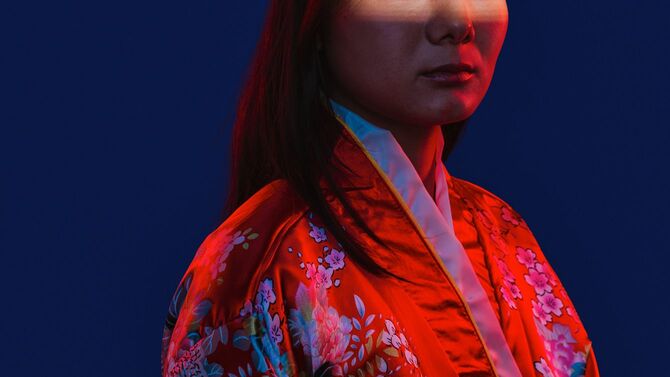 キモノを着たアジア人