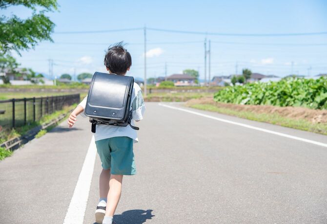 学校へ走る小学生の男の子