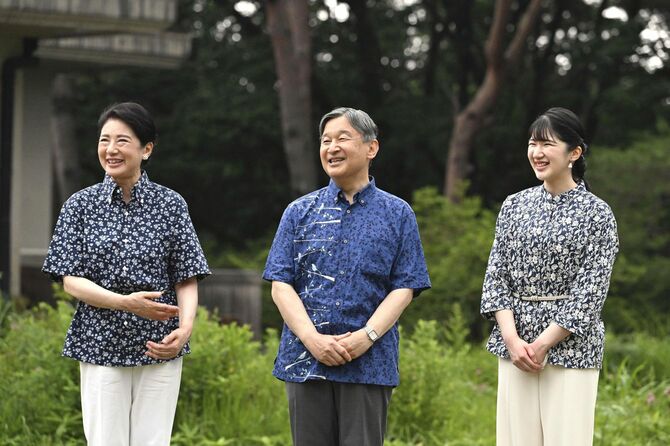 那須御用邸内を散策し、記者の質問に答えられる天皇、皇后両陛下と愛子さま＝2026年7月15日午後、栃木県那須町（代表撮影）