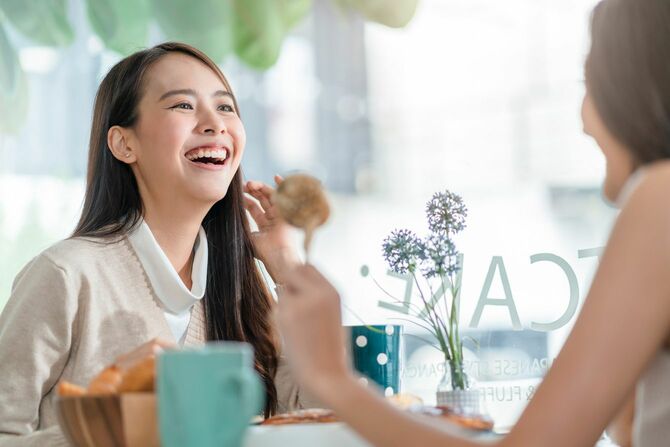 カフェで笑い合う女性