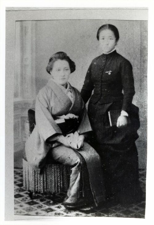 知命堂病院の看護師長となった大関和（右）、知命堂病院院長夫人の瀬尾ソノと