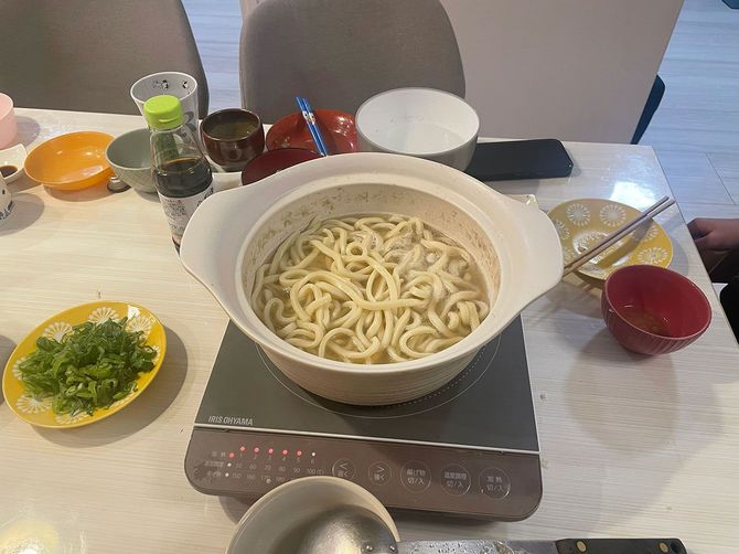 鍋も味噌汁も旨すぎて盛り上がり、写真を撮り忘れました。締めのうどんを慌てて撮影。各年代の女性たちに喜んでもらえた夜でした