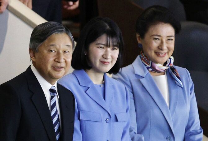 観戦に臨まれる天皇ご一家 天皇ご一家がWBC観戦