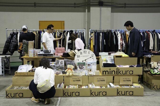 2025年に行われた「minikuraバザー」。寄付された品を販売し、売り上げはすべて「子ども食堂」を運営する「むすびえ」に寄贈される。 