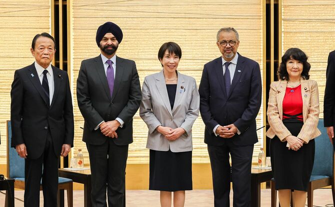 令和7年12月5日、高市総理は、総理大臣官邸で世界銀行グループのアンジェイ・バンガ総裁及び世界保健機関（WHO）のテドロス・アダノム事務局長による表敬を受けた