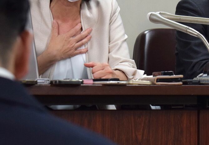 元検事正への裁判で署名提出後、記者会見する女性検事＝2025年1月27日、東京都千代田区