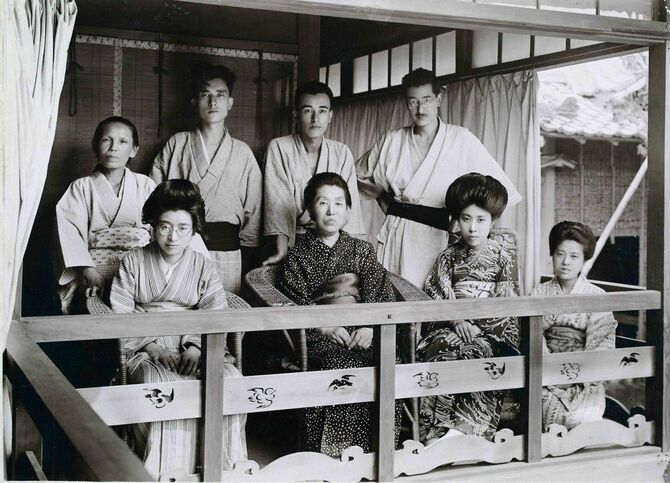 セツと成長した子どもたち、後列左2人目から三男・清、次男・巌、長男・一雄、前列左から長女・寿々子、セツ、一雄の妻・喜久恵　写真提供＝小泉家（無断複製禁止）