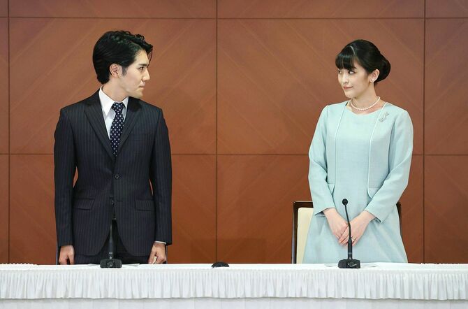 結婚後、記者会見に臨む小室圭さん（左）と眞子さん