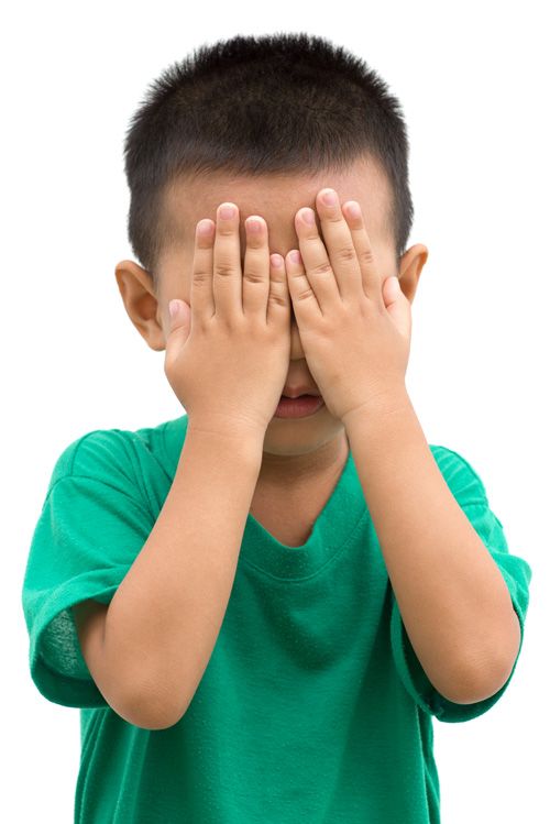 手で目を覆う子供