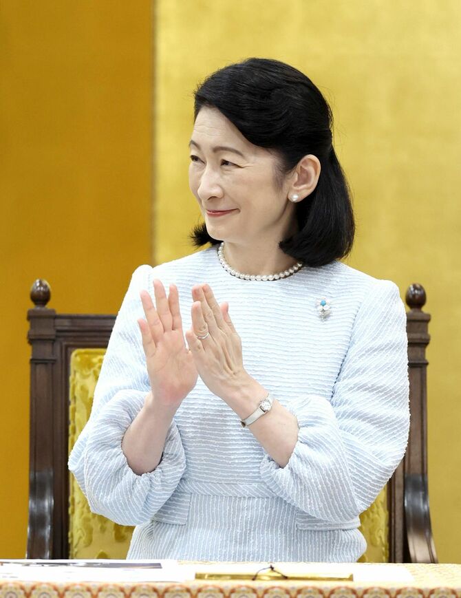 「第72回産経児童出版文化賞贈賞式」で拍手される秋篠宮妃紀子さま＝2025年6月12日、東京・元赤坂の明治記念館（代表撮影）