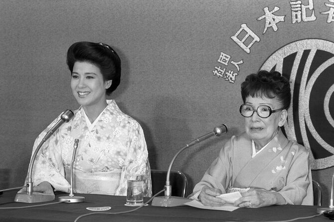 左は主演の十朱幸代、右は原作者の宇野千代