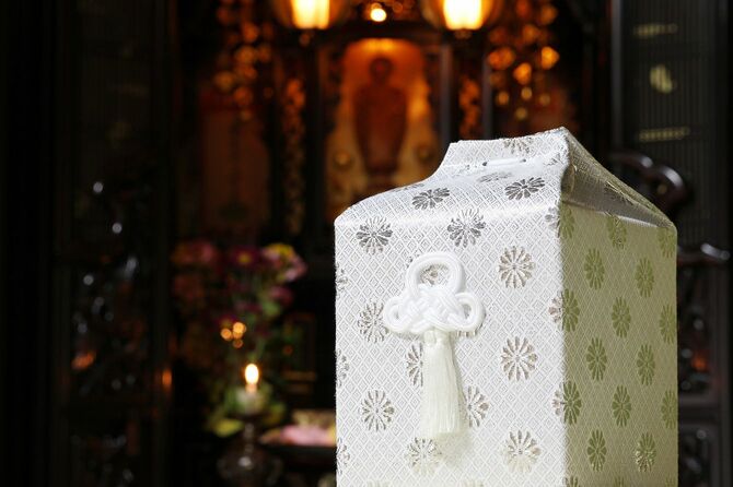 寺の祭壇の前に置かれた骨壺
