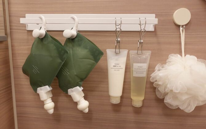 シャンプーなどは壁に貼り付けたフックに吊るす