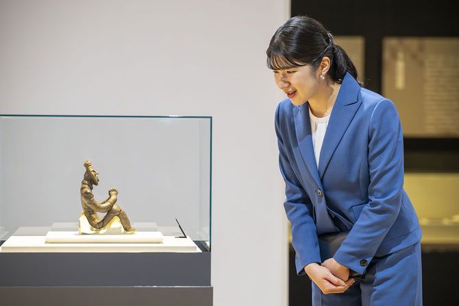 八戸市埋蔵文化財センター是川縄文館で、国宝「合掌土偶」を鑑賞される天皇、皇后両陛下の長女愛子さま＝2026年10月12日、青森県同市［代表撮影］
