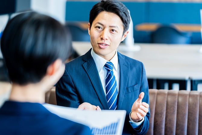 向かい合ってミーティングをする2人のビジネスパーソン
