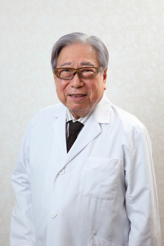 医師の折茂肇さん（90歳）