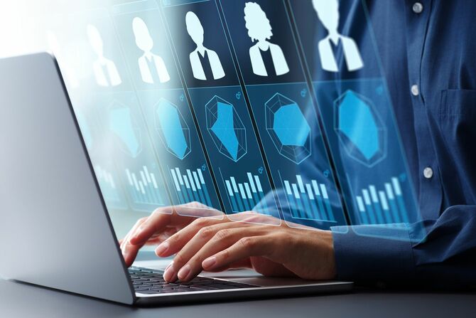 データを分析して人事評価をしている人の手元