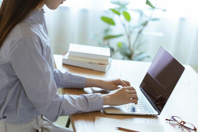 在宅勤務中の女性