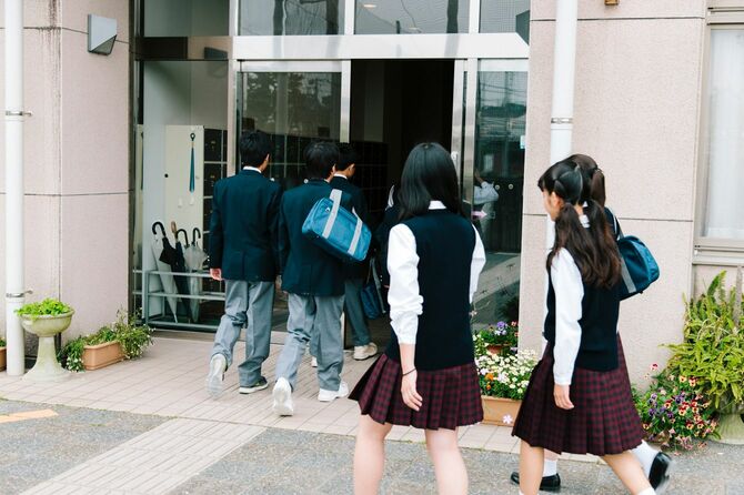 校舎に入っていく男女の学生たち