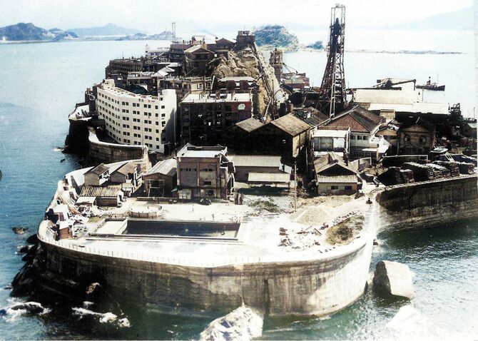 1958年（昭和33）ごろ、南側から俯瞰した端島。左側の白い建物は31号棟。その右となりは30号棟で、新築まもない時期