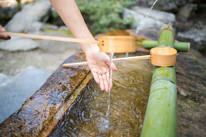 手水で手を清める人
