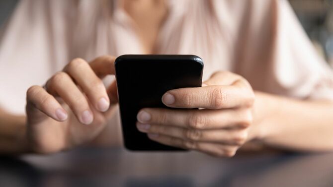 スマートフォンを持っている若い女性