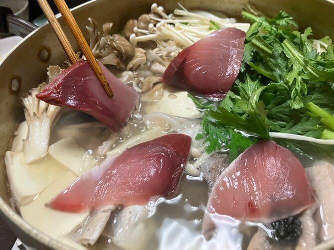 ブリしゃぶ中。自分好みの火の通し加減でポン酢で食べました。最終的には豆腐が一番おいしくなりました