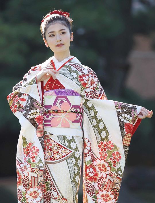 2022年オスカープロモーション新春晴れ着撮影会での小芝風花（＝2021年12月9日、東京都港区の明治記念館）