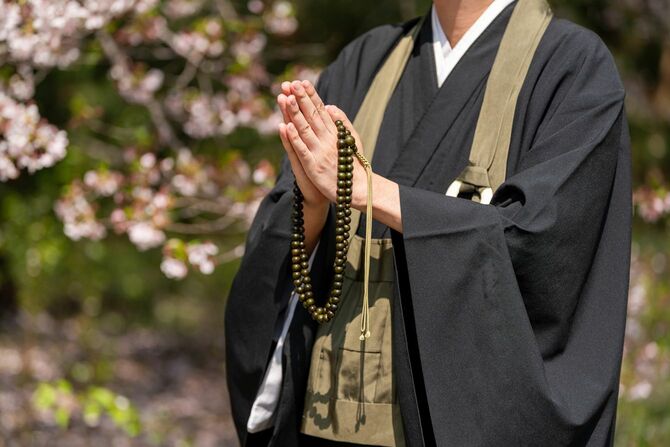 手を合わせる僧侶