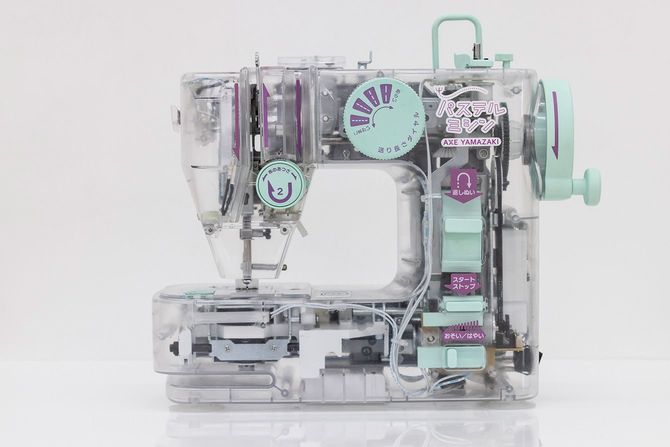透明なボディの「パステルミシン」。内部構造が見えるので、縫合のメカニズムを視覚的に理解できる
