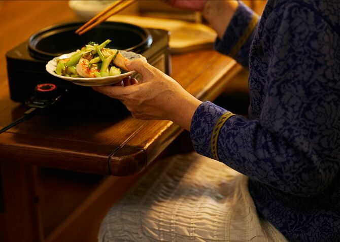 ※『103歳の食卓』より　一人用ホットプレートと卓上調味料で、座ったまま調理を続けられた。