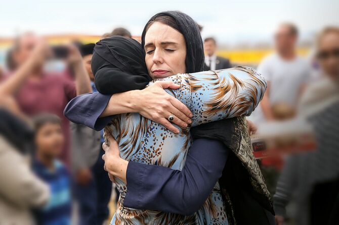 2019年3月。ニュージーランド史上最悪の銃撃事件のあと、悲しむ市民を抱きしめるアーダーン首相の姿は、世界中から賞賛された。