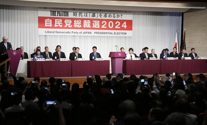 自民党総裁選の所見発表演説会に臨む立候補者。（前列左から）高市経済安保相、小林前経済安保相、林官房長官、小泉元環境相、上川外相、加藤元官房長官、河野デジタル相、石破元幹事長、茂木幹事長。2024年9月12日